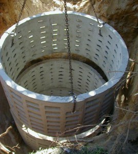 Выгребная яма из перфорированных бетонных колец