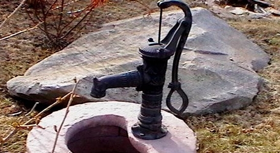 Ручной водяной насос для скважины