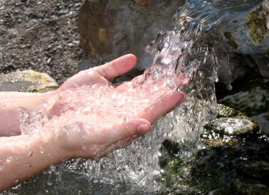 Артезианский источник воды